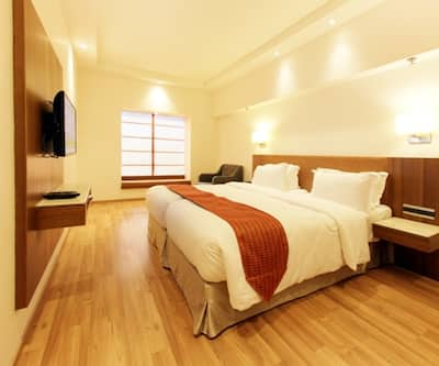 https://imgcld.yatra.com/ytimages/image/upload/t_hotel_yatra_city_desktop/v1474976049/Domestic Hotels/Hotels_Nashik/Hotel Emerald Park- sharanpur/Superior_Room_4.jpg